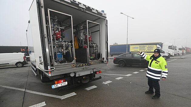 Kontrola celn�k� na d�lnici D8. Jejich poj�zdn� laborato�. (12. prosince 2025)
