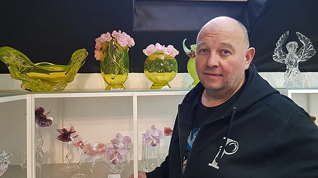 Zeleno�lut� sklo v pozad� je uranov�.