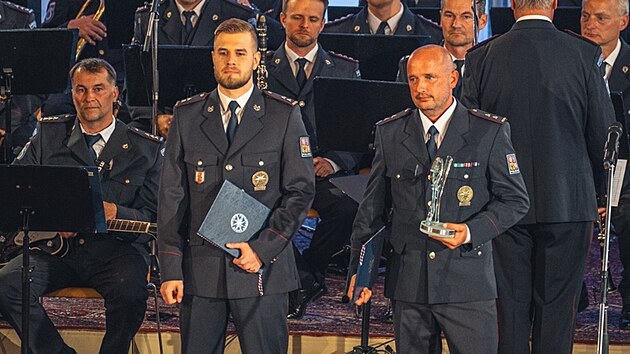 Policist� Samuel Pikart (vlevo) a Michal Hazdra na Pra�sk�m hrad� pot�, co p�evzali ocen�n� Policista roku 2024 v kategorii �in roku.