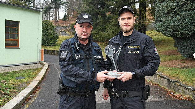 Policist� Michal Hazdra (vlevo) a Samuel Pikart z obvodn�ho odd�len� v �esk� Kamenici na D���nsku letos p�evzali ocen�n� Policista roku v kategorii �in roku.