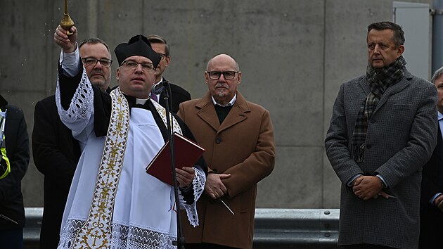 Posledn�mu �seku D1 po�ehnal i kn�z. 