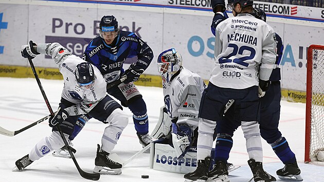 Daniel Mal�k z Plzn� (vlevo) se sna�� odehr�t kotou� p�ed sv�m brank��em R��i�kou.