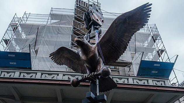 Instalace m�d�n� sochy sokola na sokolovn� v pra�sk�ch Nusl�ch. (11. prosince 2025)