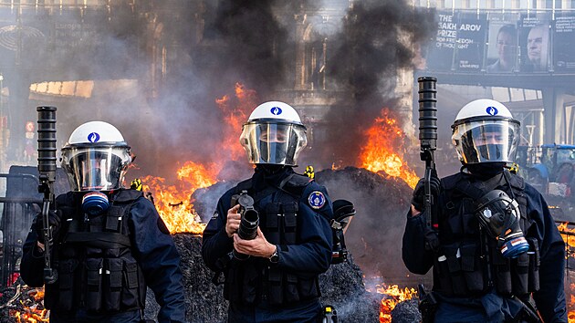 Tisíce farmářů protestují v Bruselu proti změnám ve společné zemědělské politice EU a chystané obchodní dohodě EU s jihoamerickým uskupením Mercosur. (18. prosince 2025)