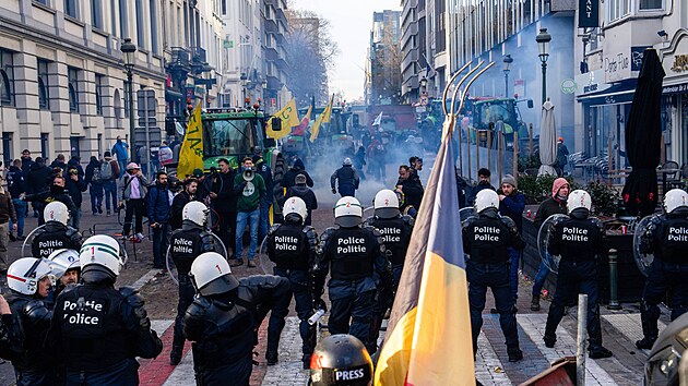 Tis�ce farm��� protestuje v Bruselu proti zm�n�m ve spole�n� zem�d�lsk� politice EU a chystan� obchodn� dohod� EU s jihoamerick�m uskupen�m Mercosur. (18. prosince 2025)