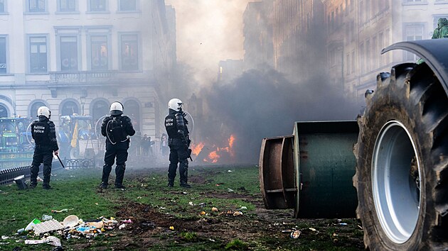 Tis�ce farm��� protestuje v Bruselu proti zm�n�m ve spole�n� zem�d�lsk� politice EU a chystan� obchodn� dohod� EU s jihoamerick�m uskupen�m Mercosur. (18. prosince 2025)