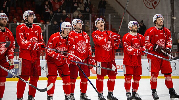 PR�LOMOVÁ SEZONA? Hokejisté Slavie oslavují v Edenu vít�zství, stadion se jim...