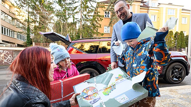 Nadace Na�e dít� a Kia Czech rozdávaly váno�ní dárky je�t� p�ed �t�drým dnem.