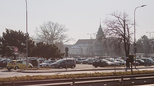 Hlavn� dopravn� tah z centra sm�rem na Bratislavu vede st�edem Kom�rova. (16. prosinec 2025)