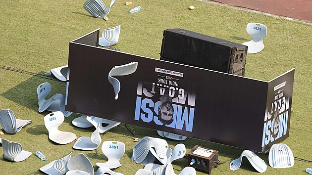 N�sledky frustrace. Po�kozen� tribuny a zni�en� vybaven� stadionu po Messiho kr�tk� n�v�t�v� (13. prosince 2025)