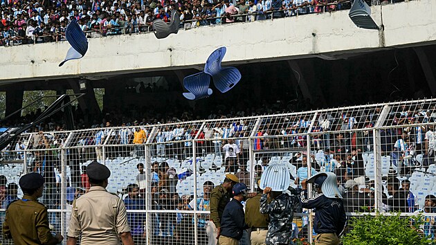 N�sledky frustrace. Po�kozen� tribuny a zni�en� vybaven� stadionu po Messiho kr�tk� n�v�t�v� (13. prosince 2025)