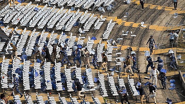 N�sledky frustrace. Po�kozen� tribuny a zni�en� vybaven� stadionu po Messiho kr�tk� n�v�t�v� (13. prosince 2025)