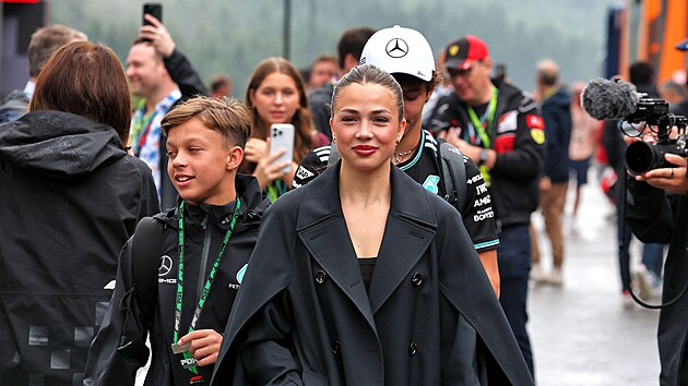 Spole�n� na z�vodech. B�b��kov� s Antonellim v z�vodn�m prost�ed�.