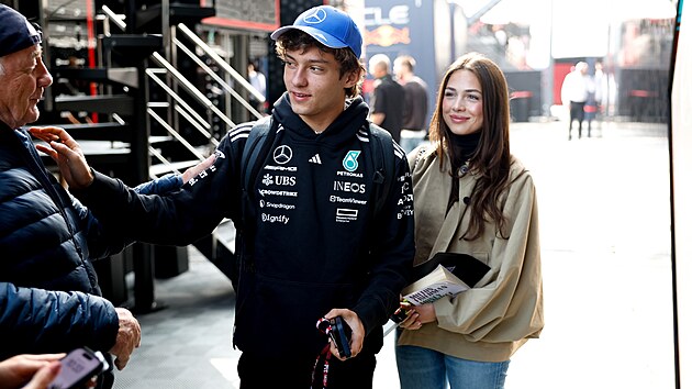 Spole�n� na z�vodech. B�b��kov� s Antonellim v z�vodn�m prost�ed�.