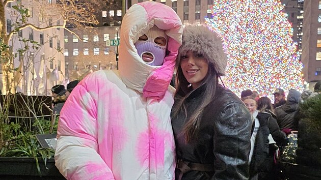 Extravagantní r��ovo-bílý kabát Louis Vuitton ne�el p�ehlédnout.