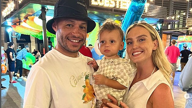 Rodinná fotografie s malým Axelem, který se narodil v roce 2021. Podle rodi��...