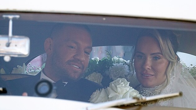 Novoman�elé odjí�d�jí z ob�adu v luxusním veteránu Rolls-Royce.