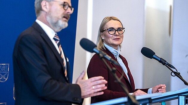 Tiskov� konference k z�v�re�n�mu zhodnocen� p�ed p�ed�n�m agendy resortu obrany. Na sn�mku p�edseda vl�dy �R v demisi Petr Fiala a ministryn� obrany v demisi Jana �ernochov�. (11. prosince 2025)