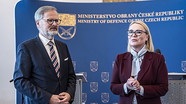 Tiskov� konference k z�v�re�n�mu zhodnocen� p�ed p�ed�n�m agendy resortu obrany. Na sn�mku p�edseda vl�dy �R v demisi Petr Fiala a ministryn� obrany v demisi Jana �ernochov�. (11. prosince 2025)