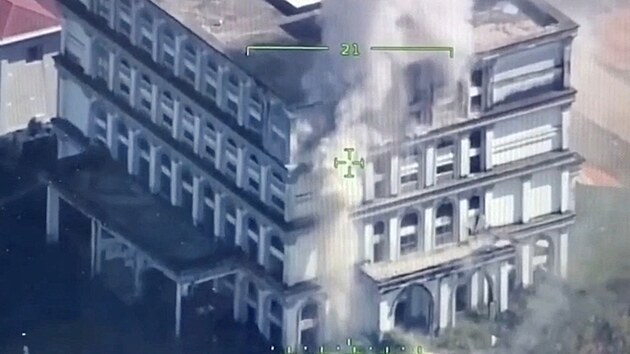 Z�b�r z dronu ukazuje kou� stoupaj�c� z budovy po v�buchu pobl� hranic Trat a Thmar Dar mezi Thajskem a Kambod�ou uprost�ed smrt�c�ch st�et� mezi ob�ma zem�mi pod�l sporn� hrani�n� oblasti. Sn�mek poch�z� z videa zve�ejn�n�ho 10. prosince 2025.