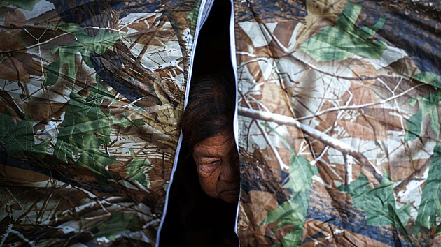 �ena se d�v� ze sv�ho stanu v provizorn�m �krytu uprost�ed smrt�c�ch st�et� mezi Thajskem a Kambod�ou v oblasti sporn� hranice v provincii Surin v Thajsku. (11. prosince 2025)