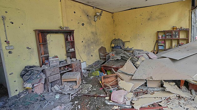 D�m, kter� podle thajsk�ch bezpe�nostn�ch slo�ek byl po�kozen kambod�sk�m d�lost�electvem v provincii Surin v Thajsku. (11. prosince 2025)