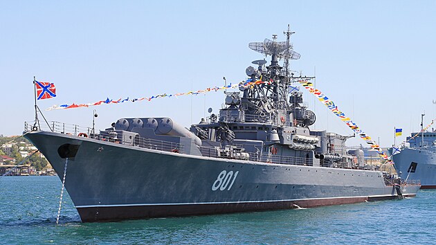 Rusk� fregata t��dy Krivak I Ladnyj v roce 2012, pov�imn�te si rud� hv�zdy na p��di.