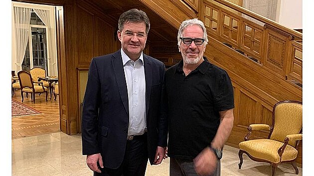 Demokrat� ze Sn�movny reprezentant� USA zve�ejnili dal�� fotografie ke kauze odsouzen�ho sexu�ln�ho delikventa Jeffreyho Epsteina. Na obr�zku je po jeho boku sou�asn� poradce premi�ra Roberta Fica Miroslav Laj��k (18. prosince 2025)