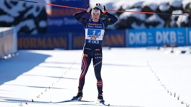 Vetle Christiansen p�iv�� norskou �tafetu do c�le na prvn�m m�st�.