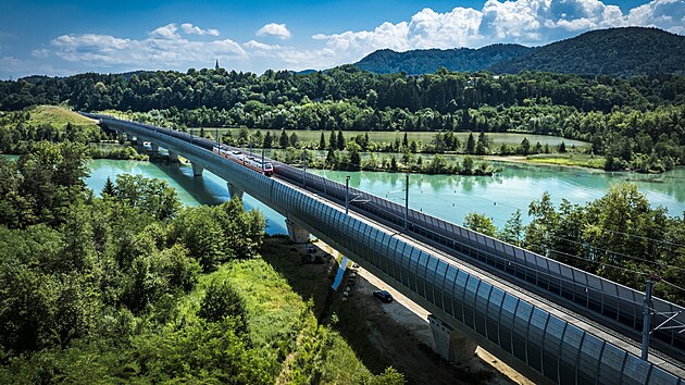 Nov� tra� umo��uje j�zdu rychlost� a� 250 kilometr� v hodin�, v b�n�m provozu se po��t� s rychlost� 230 kilometr� v hodin�. Spojen� zkracuje nejen j�zdu mezi metropol� �t�rska a Korutan, ale tak� mezi Klagenfurtem a rakousk�m hlavn�m m�stem V�dn�. (12. prosince 2025)