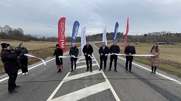 V Kaplici dokon�ili stavbu druh� etapy obchvatu. Nov� komunikace za 293 milion� korun m� odv�st tranzitn� a t�kou n�kladn� dopravu z ulic m�sta. (prosinec 2025)