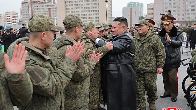 Severokorejsk� dikt�tor Kim �ong-un p�iv�tal po n�vratu z rusk� Kursk� oblasti �leny �enijn� jednotky, kte�� m�li na starosti odstra�ov�n� min z regionu. (12. prosinec 2025)