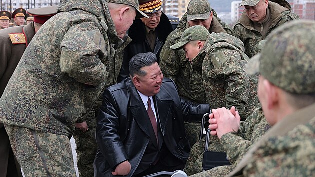 Severokorejsk� dikt�tor Kim �ong-un p�iv�tal po n�vratu z rusk� Kursk� oblasti �leny �enijn� jednotky, kte�� m�li na starosti odstra�ov�n� min z regionu. (12. prosinec 2025)