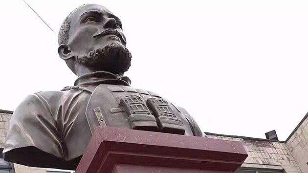 Michael Gloss, syn n�m�stkyn� �editele americk� �st�edn� zpravodajsk� slu�by (CIA) pro digit�ln� inovace Juliany Gallinaov� Glossov�, z�skal v Don�cku busu. Gloss zem�el na Ukrajin� v boj�ch za Rusy. (9. listopadu 2025)