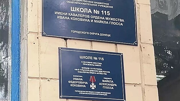 Michael Gloss, syn n�m�stkyn� �editele americk� �st�edn� zpravodajsk� slu�by (CIA) pro digit�ln� inovace Juliany Gallinaov� Glossov�, m� jm�no na don�ck� �kole. Gloss zem�el na Ukrajin� v boj�ch za Rusy. (9. listopadu 2025)