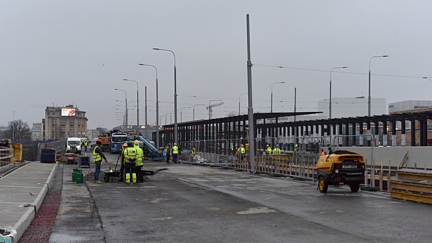 Rozshl opravy Frdlantskch most a okol sice pokrauj, ale pt tden by se na velmi frekventovan msto mly vrtit alespo tramvaje. (12. prosince 2025)