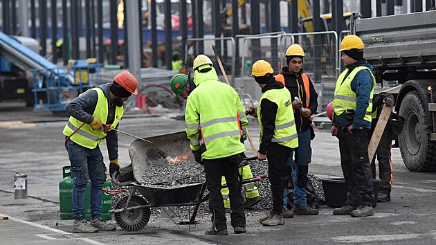 Rozshl opravy Frdlantskch most a okol sice pokrauj, ale pt tden by se na velmi frekventovan msto mly vrtit alespo tramvaje. (12. prosince 2025)