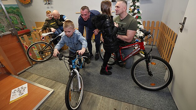 V�zni z n�pravn�ho za��zen� v Ostrav� - He�manic�ch p�edali sv�m d�tem j�zdn� kola, kter� z p�vodn�ho zubo�en�ho stavu sami opravili do tak�ka prvot��dn� podoby. (19. prosince 2025)