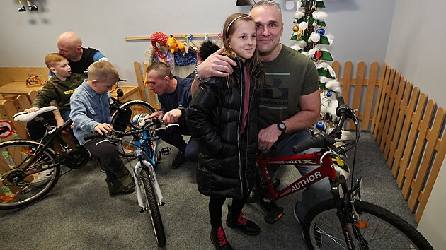 V�zni z n�pravn�ho za��zen� v Ostrav� - He�manic�ch p�edali sv�m d�tem j�zdn� kola, kter� z p�vodn�ho zubo�en�ho stavu sami opravili do tak�ka prvot��dn� podoby. (19. prosince 2025)