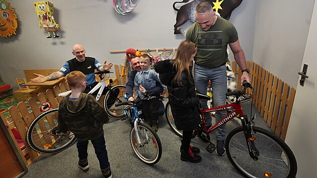 V�zni z n�pravn�ho za��zen� v Ostrav� - He�manic�ch p�edali sv�m d�tem j�zdn� kola, kter� z p�vodn�ho zubo�en�ho stavu sami opravili do tak�ka prvot��dn� podoby. (19. prosince 2025)