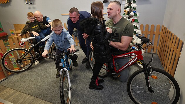 V�zni z n�pravn�ho za��zen� v Ostrav� - He�manic�ch p�edali sv�m d�tem j�zdn� kola, kter� z p�vodn�ho zubo�en�ho stavu sami opravili do tak�ka prvot��dn� podoby. (19. prosince 2025)