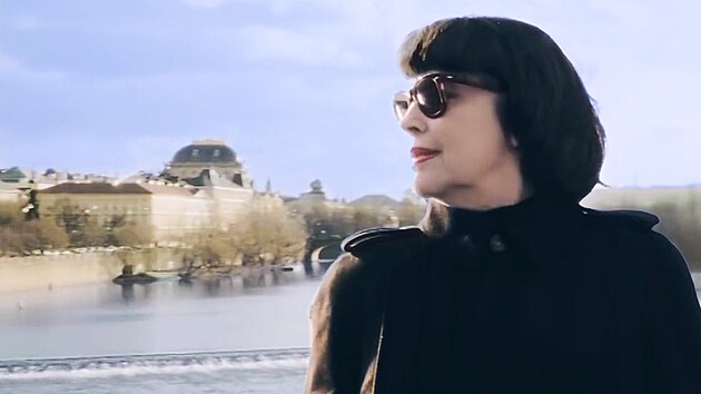 Mireille Mathieu p�i proch�zce Prahou