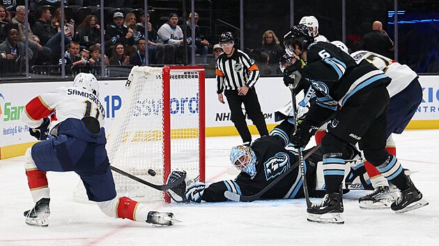 Úto�ník Floridy Mackie Samoskevich zakon�uje z úhlu, po puku se natahuje...