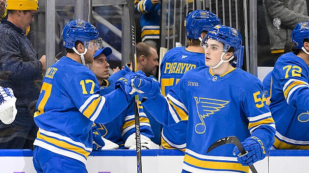 Slov�k Dalibor Dvorsk� (vpravo) p�ij�m� gratulace k brance od spoluhr��e Cama Fowlera.