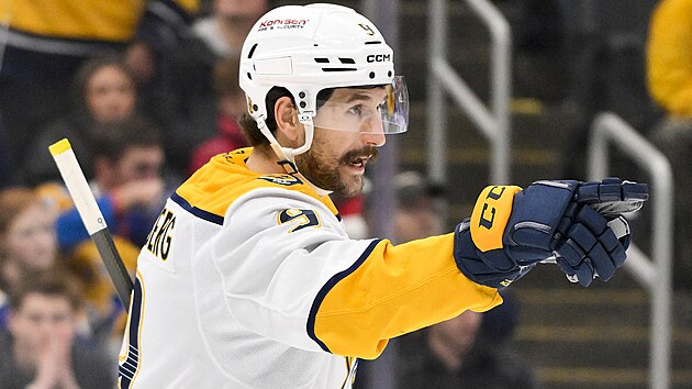 Filip Forsberg slav� jednu ze sv�ch branek proti St. Louis.