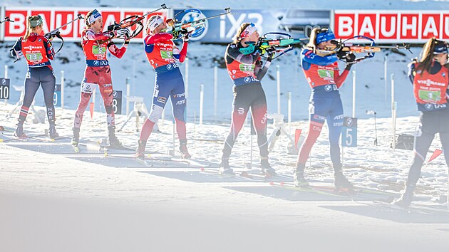 Biatlonistky v�etn� Lucie Charv�tov� st��l� b�hem �tafetov�ho z�vodu v Hochfilzenu.