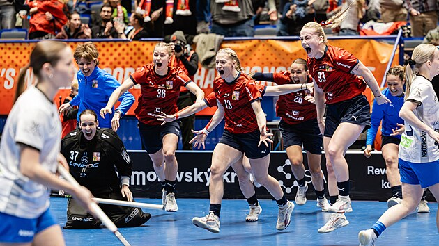 Radost �esk�ch florbalistek v po triumfu v semifin�le MS.