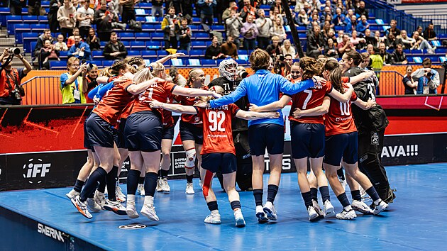 Radost �esk�ch florbalistek v po triumfu v semifin�le MS.