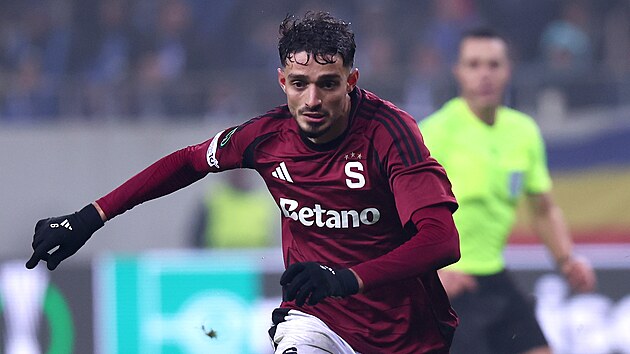 Albion Rrahmani v z�pase Konferen�n� ligy proti rumunsk� Craiov�.