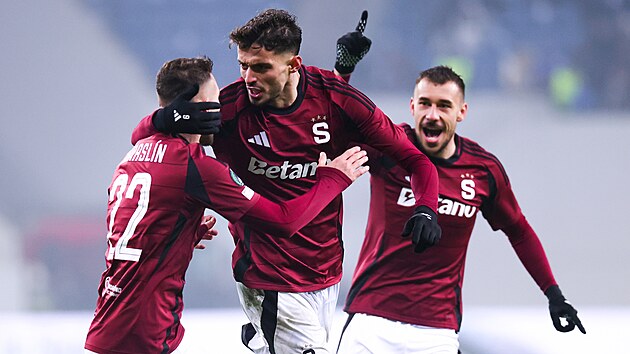 Albion Rrahmani po brance obj�m� Luk�e Harasl�na, slav� i Mat�j Ryne�.